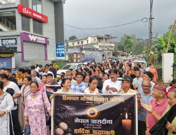 नेपाल त्रासदी पर धर्मशाला में कैंडल मार्च, दी श्रद्धांजलि
