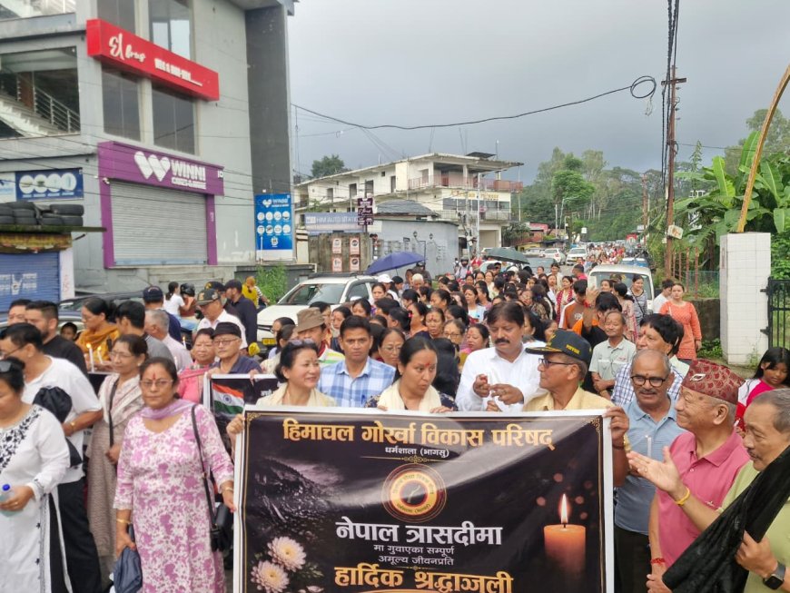 नेपाल त्रासदी पर धर्मशाला में कैंडल मार्च, दी श्रद्धांजलि