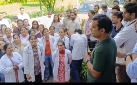 रेजिडेंट डॉक्टरों ने 2 घंटे की पेन-डाउन स्ट्राइक कर कार्रवाई की उठाई मांग