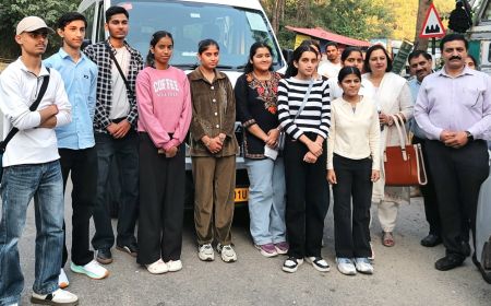 हमीरपुर के 12 विद्यार्थियों ने किया मुंबई का शैक्षणिक भ्रमण