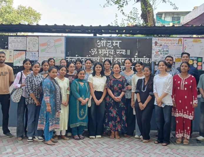 गांधी- शास्त्री जयंती की पूर्व संध्या पर पोस्टर मेकिंग प्रतियोगिता का किया आयोजन