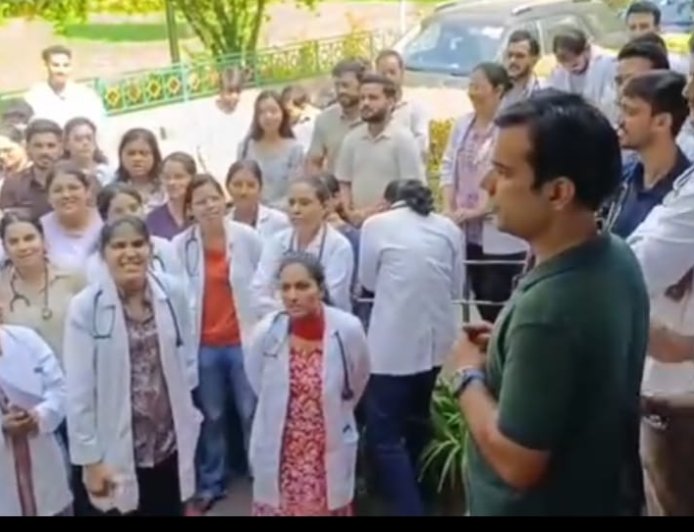 रेजिडेंट डॉक्टरों ने 2 घंटे की पेन-डाउन स्ट्राइक कर कार्रवाई की उठाई मांग