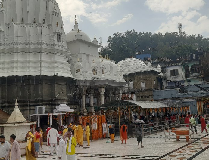 बज्रेश्वरी मंदिर में पांचवें नवरात्रे पर 6200 श्रद्धालुओं ने किए दर्शन