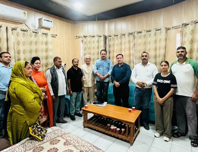 विधायक मलेंद्र राजन ने की विकास कार्यों की समीक्षा, पंचायत प्रतिनिधियों से भी किया संवाद