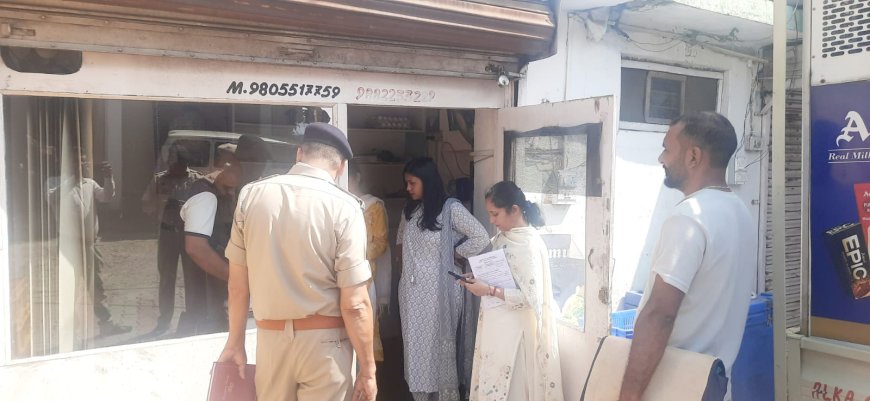 त्योहारी सीजन के मद्देनजर कांगड़ा शहर में खाद्य प्रतिष्ठानों का एस डी एम ने किया निरीक्षण