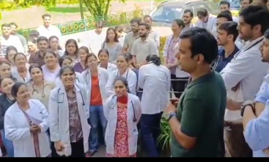 रेजिडेंट डॉक्टरों ने 2 घंटे की पेन-डाउन स्ट्राइक कर कार्रवाई की उठाई मांग