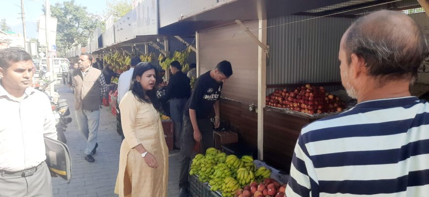 कांगड़ा में अतिक्रमण पर एसडीएम की सख्ती, 7 विक्रेताओं के काटे चालान